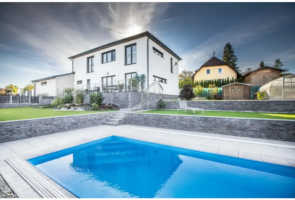 Modernt tvåvåningshus med Thermopp Poolpaket Qbig och stora fönster